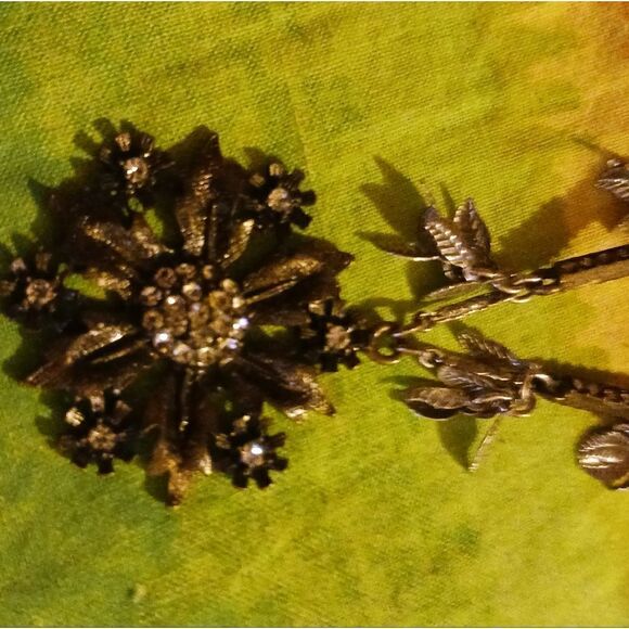 16" necklace with a rhinestone flower pendant - Picture 2 of 11